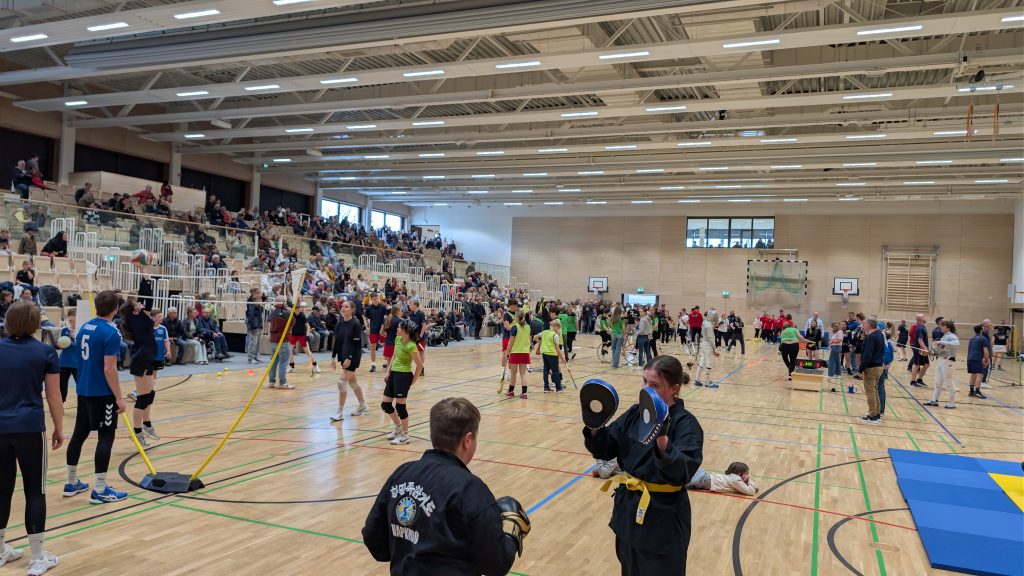 Axtbach Arena von innen mit Sportler